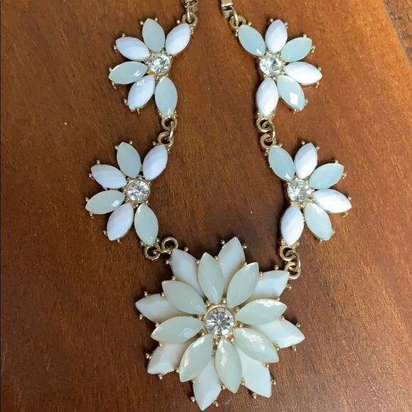 𝅺GOLD & White Bead and Crystal Chain Neckla… - Picture 2 of 6